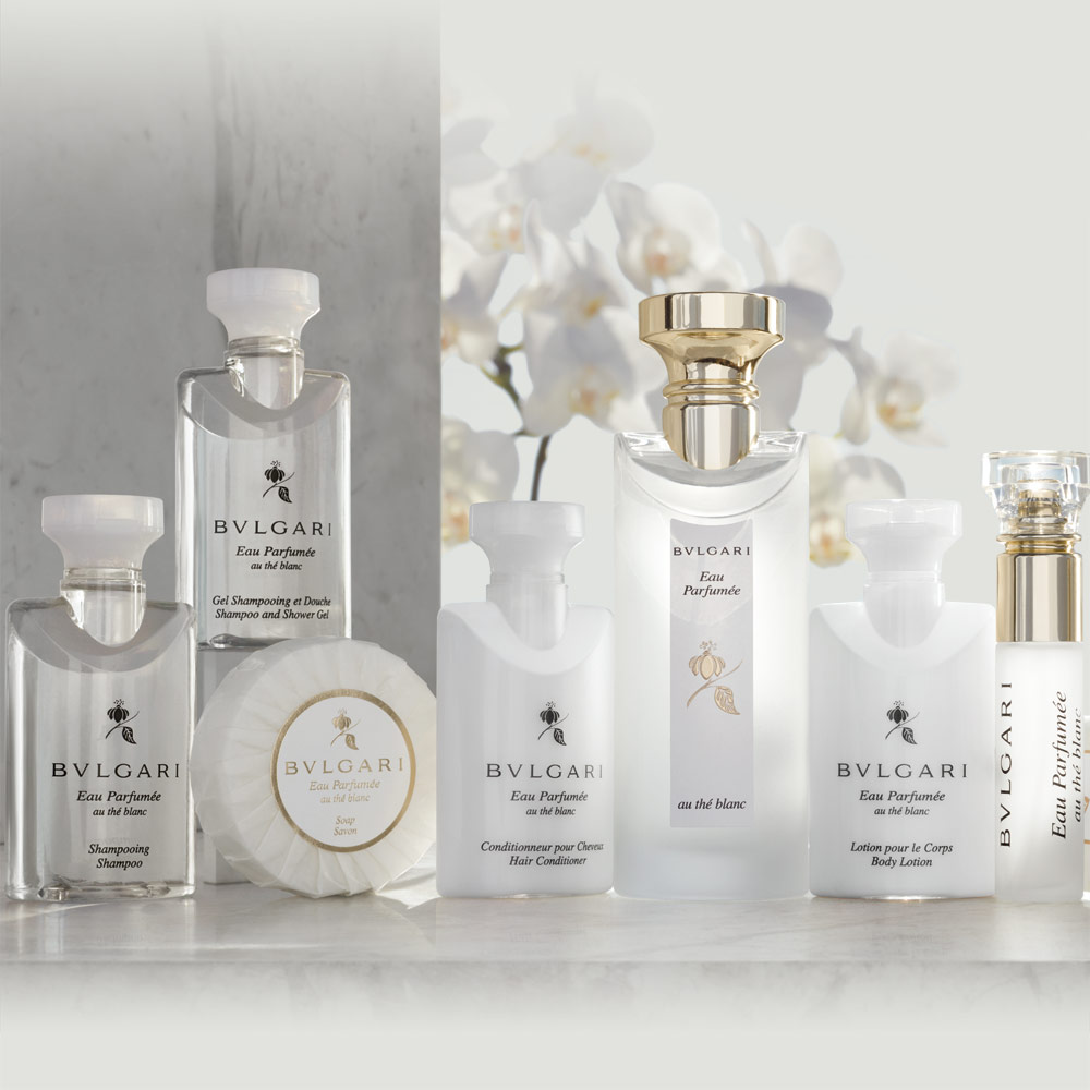 סידרת התה הלבן

 Bvlgari Eau Parfumée au The Blancאלגנטיות ושלווה, מתבטאת בארומה עדינה עם טון אינטימי ומפתה של תה רך נדיר של אזור ההימלאיה. המותג היוקרתי בולגרי נוסד בשנת 1884 ע"י התכשיטן האיטלקי סוטיריו בולגרי.

Bvlgari Eau Parfumée au The BlancA delicate aroma with an intimate and seductive note of rare Himalayan soft tea. The prestigious Bulgari brand was founded in 1884 by the Italian jeweler Sotirio Bvlgari.