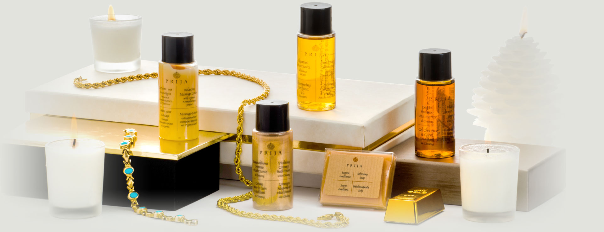 PRIJA סידרה איטלקית עם ניחוח נוסטלגי. הקולקציה כוללת, מוצרי טיפוח לאמבטיה, המאופיינים בניואנסים טבעיים ונגיעות אקזוטיות  וצבעי ענבר בהירים.

PRIJA Scents from afar, ingredients recalling memories of past travels. The whole collection, whether bath care products or Accessories is characterized by natural. Bright amber colors run through the entire collection.