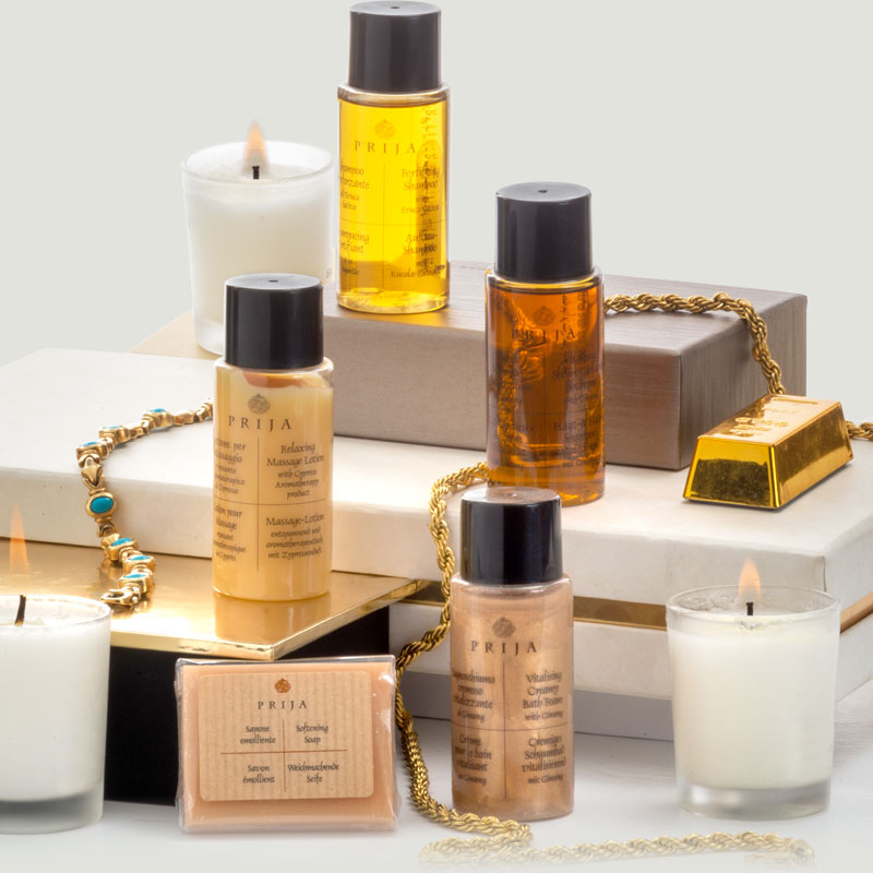 PRIJA סידרה איטלקית עם ניחוח נוסטלגי. הקולקציה כוללת, מוצרי טיפוח לאמבטיה, המאופיינים בניואנסים טבעיים ונגיעות אקזוטיות  וצבעי ענבר בהירים.

PRIJA Scents from afar, ingredients recalling memories of past travels. The whole collection, whether bath care products or Accessories is characterized by natural. Bright amber colors run through the entire collection.