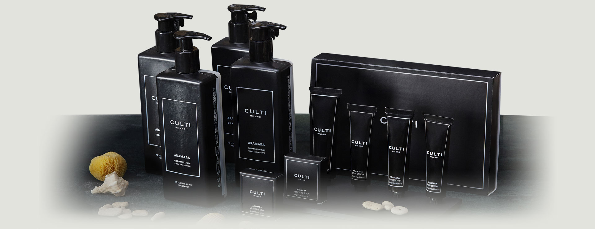 CULTI המותג נוצר מתוך אינטואיציית תפיסת המוח האקלקטי של מר אלסנדרו אגרטי. הוא הבין באופן אינסטינקטיבי, הרבה לפני זמנו, שלחללים וחפצים יכולים להיות גם ריחות ייחודיים.

CULTI The brand was created from a perceptive intuition from the eclectic mind of Alessandro Agrati. He instinctively understood, well ahead of his time, that spaces and objects could also have signature scents.