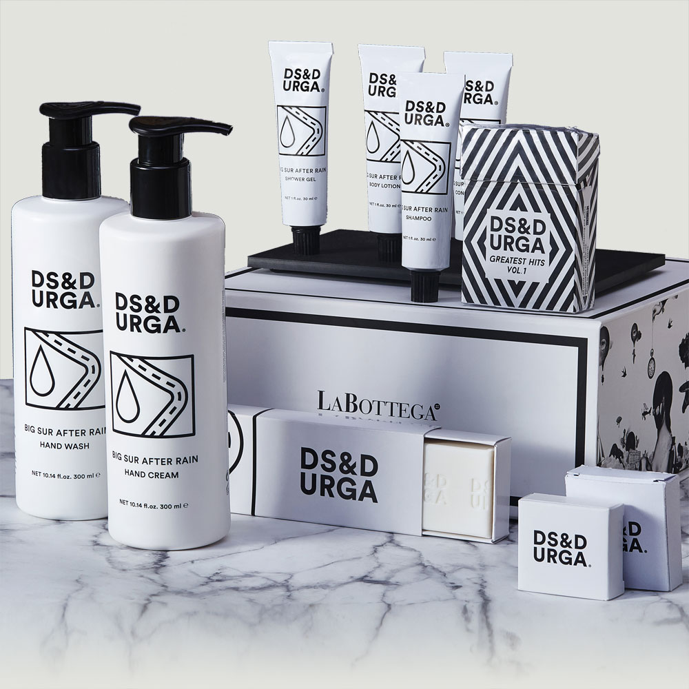 DS&DURGA המותג האופנתי  נוסד בשנת 2007 בניו יורק, ברוקלין, כיצירה משותפת של הזוג, דיוויד סת' ואשתו, האדריכלית, קאווי מולץ. הקפדה על הפרטים הקטנים ושילוב בין היותו של דיוויד מוסיקאי מחונן לחוש האסתטי של אשתו האדריכלית, יצרו שילוב מיוחד במינו וחוויה על חושית. 


DS&DURGA The fashion brand was founded in 2007 in New York, Brooklyn, as a joint creation of the couple, David Seth and his wife, the architect, Kavi Moltz. Giving special attention to the small details and a combination of David's being a gifted musician with the aesthetic sense of his architect wife, created a unique combination and a super-sensory experience.