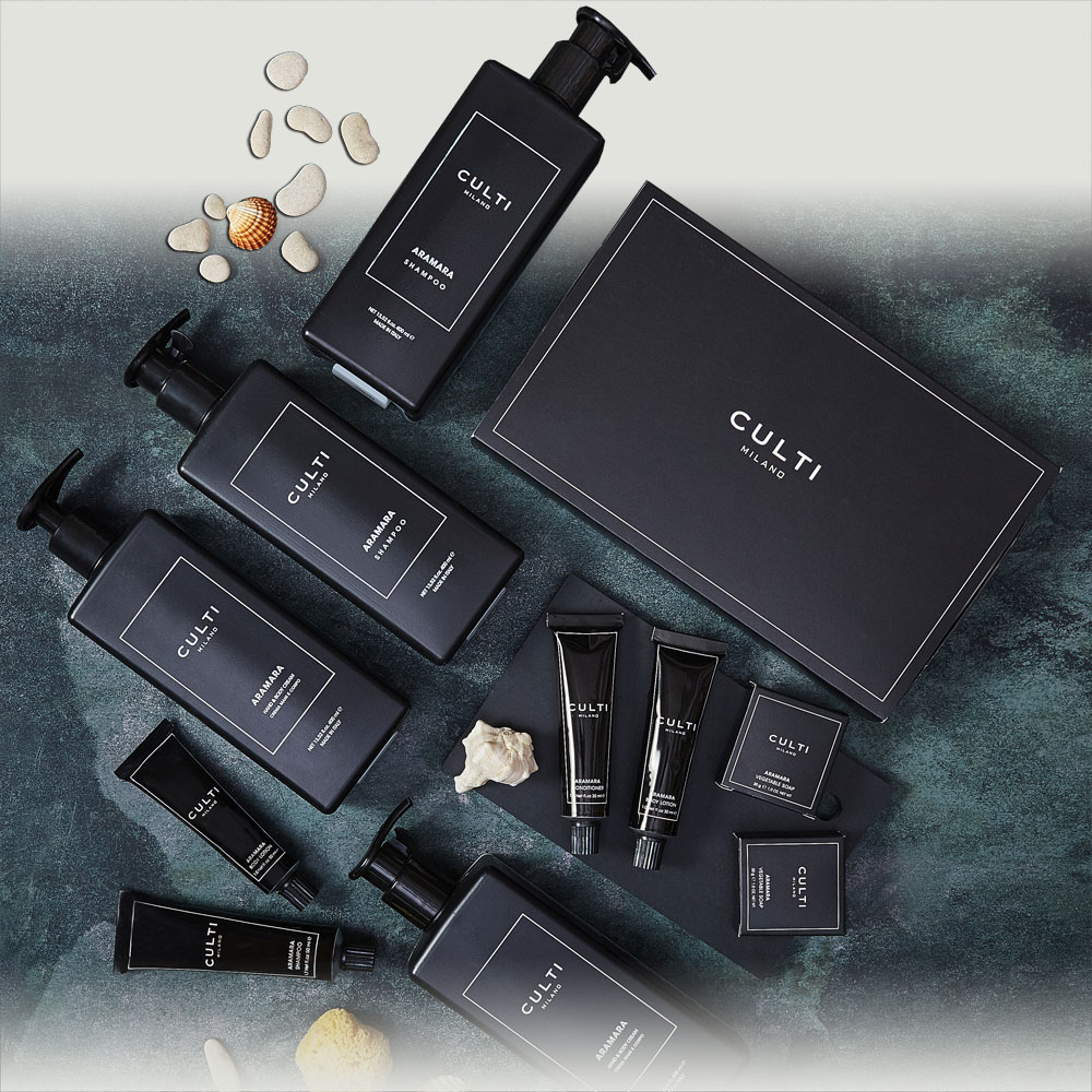 CULTI המותג נוצר מתוך אינטואיציית תפיסת המוח האקלקטי של מר אלסנדרו אגרטי. הוא הבין באופן אינסטינקטיבי, הרבה לפני זמנו, שלחללים וחפצים יכולים להיות גם ריחות ייחודיים.

CULTI The brand was created from a perceptive intuition from the eclectic mind of Alessandro Agrati. He instinctively understood, well ahead of his time, that spaces and objects could also have signature scents.