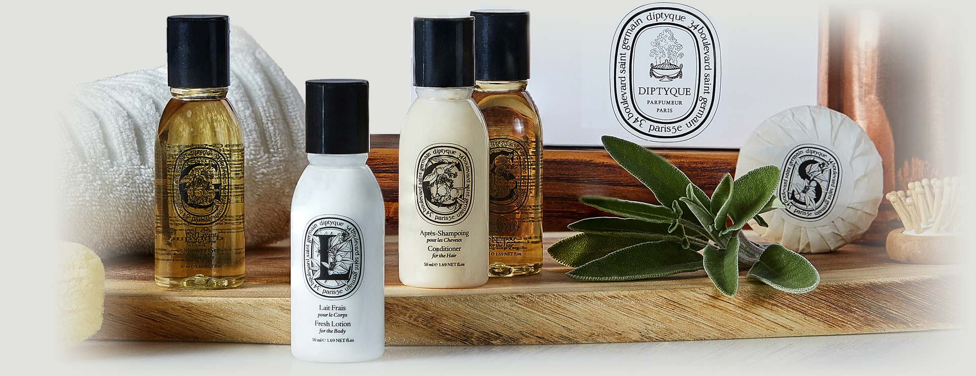 סידרת Diptyque מותג שנוסד ממפגש של שלושה אמנים דגולים, כל אחד יצירתי ומוביל בתחומו, האחד הגיע מעולם הארכיטקטורה, השני מעולם התיאטרון ואילו השלישי צייר דגול. כריסטיאן, איב ודסמונד יצרו, גילו ואהבו במהלך מסע החיים האומנותי שלהם.

Diptyque Christiane, Yves and Desmond, three transdisciplinary creators from the worlds of architecture, theatre and painting. Three multiscale idealists, three free and Cultivated poets, three aesthetes and artists, who were united by their Taste for travel and great civilizations, and a shared sense of beauty.