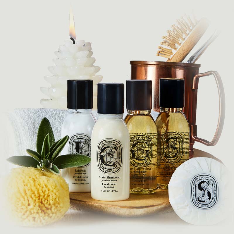 סידרת Diptyque מותג שנוסד ממפגש של שלושה אמנים דגולים, כל אחד יצירתי ומוביל בתחומו, האחד הגיע מעולם הארכיטקטורה, השני מעולם התיאטרון ואילו השלישי צייר דגול. כריסטיאן, איב ודסמונד יצרו, גילו ואהבו במהלך מסע החיים האומנותי שלהם.

Diptyque Christiane, Yves and Desmond, three transdisciplinary creators from the worlds of architecture, theatre and painting. Three multiscale idealists, three free and Cultivated poets, three aesthetes and artists, who were united by their Taste for travel and great civilizations, and a shared sense of beauty.