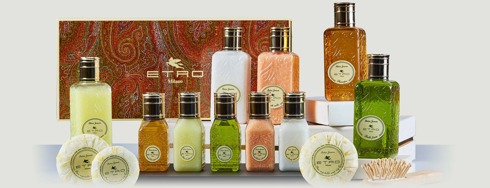 סידרת ETRO מותג האופנה והבישום האיטלקי, נוסד בשנת 1989 ומסמל יצירתיות, ססגוניות וחדשנות. סידרת האמנטיס הצבעונית והריחנית של ETRO, בניחוח פרי הדר משכר, לא תשאיר את אורחיכם אדישים. מתובלת בניחוח הדרים, בעשבי תיבול וצימוקים ויוצרת אווירה חמימה בחדר הרחצה.


ETROThe First released in 1989, the ETRO fragrance collection envisages perfumes as an art of the intellect and a striking artisan alchemy that infuses timeless memories, with inebriating emotions to become purely sophisticated essences.