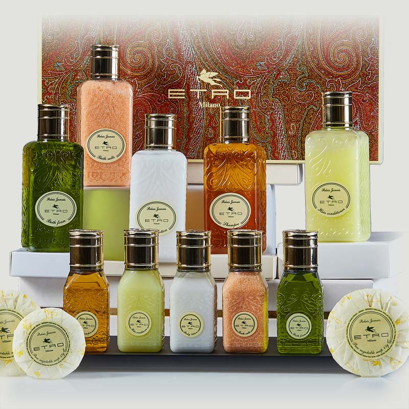סידרת ETRO מותג האופנה והבישום האיטלקי, נוסד בשנת 1989 ומסמל יצירתיות, ססגוניות וחדשנות. סידרת האמנטיס הצבעונית והריחנית של ETRO, בניחוח פרי הדר משכר, לא תשאיר את אורחיכם אדישים. מתובלת בניחוח הדרים, בעשבי תיבול וצימוקים ויוצרת אווירה חמימה בחדר הרחצה.


ETROThe First released in 1989, the ETRO fragrance collection envisages perfumes as an art of the intellect and a striking artisan alchemy that infuses timeless memories, with inebriating emotions to become purely sophisticated essences.