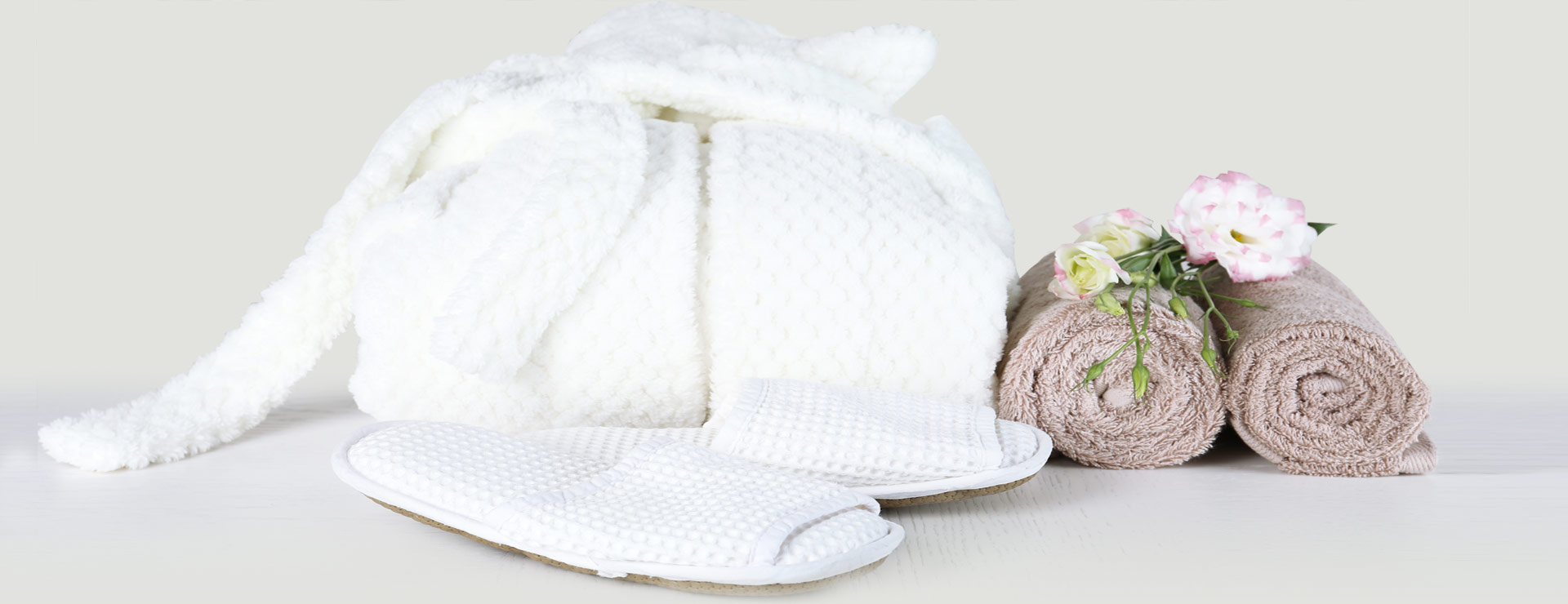 אנו מייבאים מוצרי טקסטיל מבדים איכותיים בעלי עמידות גבוהה ומגע מלטף: מצעי המיטה, כיסויים לשמיכות פוך, כריות וכיסויי כריות, שמיכות פוך, מגני מיטה וכריות, מגבות וחלוקים.

We import textiles from high-quality fabrics with high durability and a caressing touch: bed linen, duvet covers, pillows and cushion covers, duvets, bed guards and pillows, towels and bathrobes.