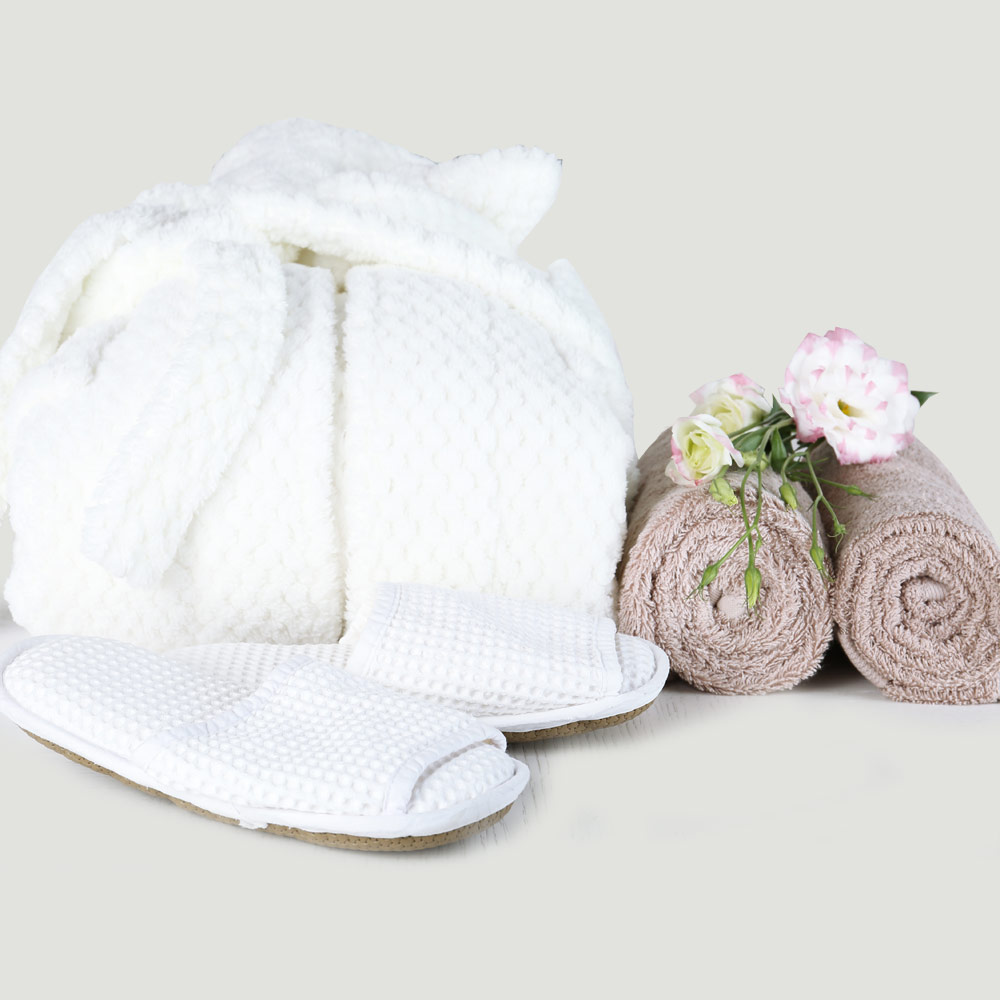 אנו מייבאים מוצרי טקסטיל מבדים איכותיים בעלי עמידות גבוהה ומגע מלטף: מצעי המיטה, כיסויים לשמיכות פוך, כריות וכיסויי כריות, שמיכות פוך, מגני מיטה וכריות, מגבות וחלוקים.

We import textiles from high-quality fabrics with high durability and a caressing touch: bed linen, duvet covers, pillows and cushion covers, duvets, bed guards and pillows, towels and bathrobes.