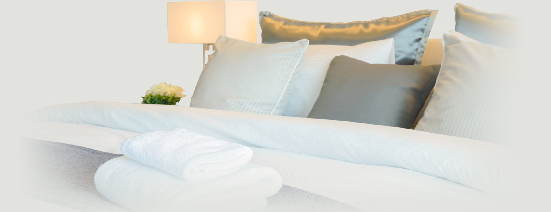 אנו מייבאים מוצרי טקסטיל מבדים איכותיים בעלי עמידות גבוהה ומגע מלטף: מצעי המיטה, כיסויים לשמיכות פוך, כריות וכיסויי כריות, שמיכות פוך, מגני מיטה וכריות, מגבות וחלוקים.

We import textiles from high-quality fabrics with high durability and a caressing touch: bed linen, duvet covers, pillows and cushion covers, duvets, bed guards and pillows, towels and bathrobes.